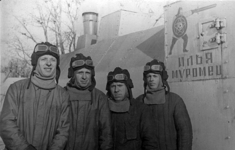foto WW2 Soviet armored train Ilya Muromets camo
