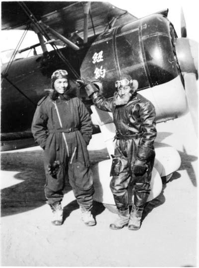 Чин ШуйТинь - Американский пилот китайских ВВС Артур Чин (Arthur Chin, справа) 