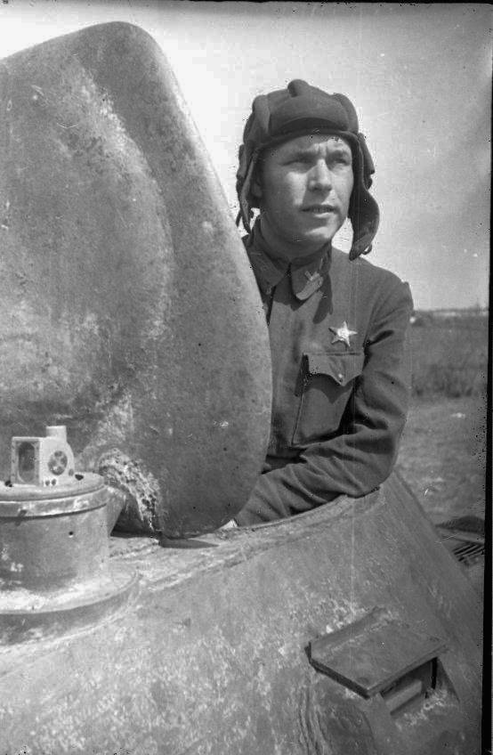 Гвардии-капитан Моисеев Николай Дмитриевич, уничтоживший своим танком 31 вражеский танк, 9 пушек, 24 пулемета, до 300 немцев. Гвардейская танковая бригада 1942