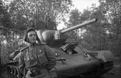 Старший лейтенант Т.Н. Попов, уничтоживший 6 танков, 3 самоходные пушки и 6 противотанковых орудий
