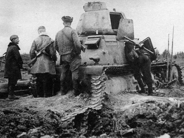Французский танк S-35, уничтоженный советскими войсками  Фото ВОВ