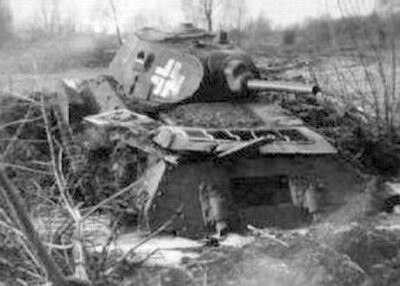 разбитый Т-34 образца 1940