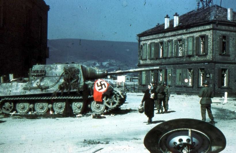 color photo ww2 WWII AT-SPG Panzerjager Tiger Sd.Kfz.186 in German town Neustadt of Weinstrasse wartime color photos