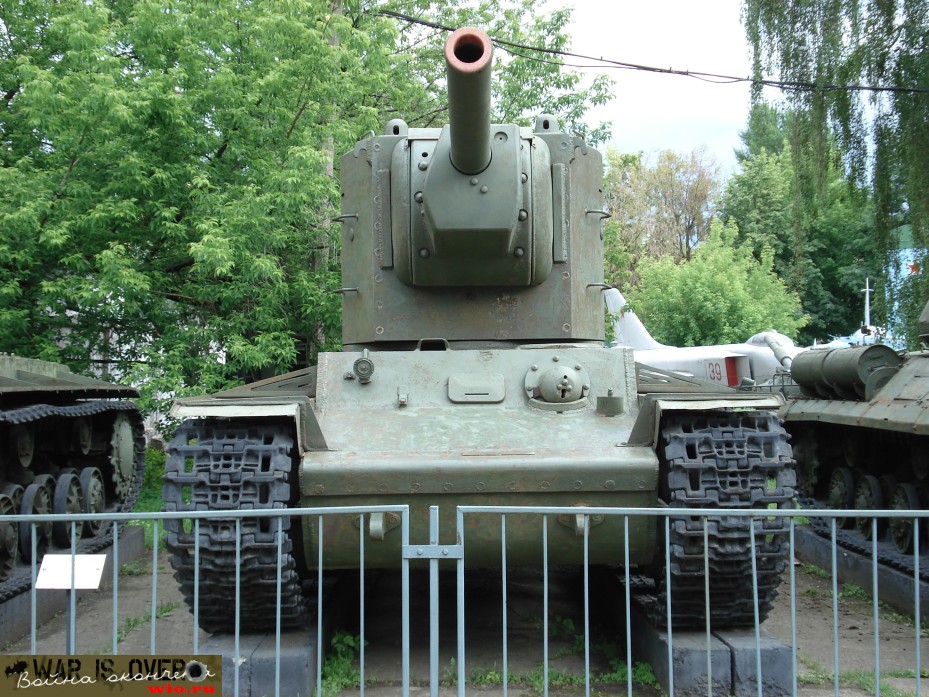Укороченная гаубица М10Т посылала 40 кг фугасные снаряды ОФ530 с начальной скоростью 436 м/с. Штатный боезапас танка составлял 36 выстрелов раздельного заряжания