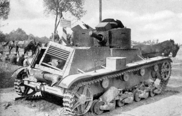 фото ВМВ Двубашенный вариант танка 7ТП, брошенный в 1939 г