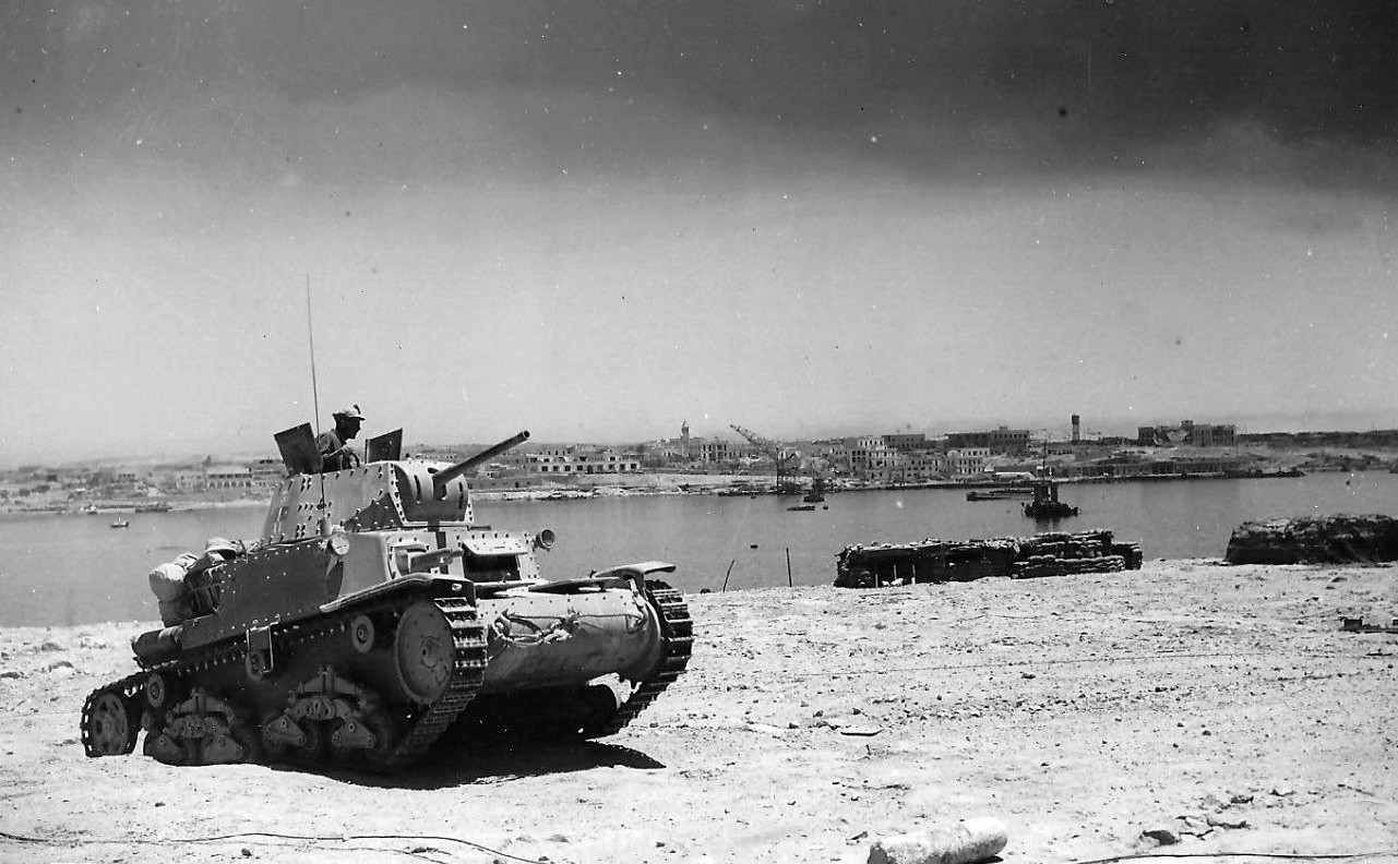 Легкий танк М-13/40 под Тобруком в 1942