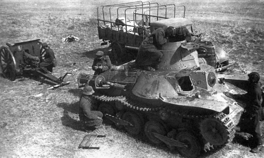 Фото - захваченные Красной Армией на Халхин-Голе у Квантунской армии японский танк Тип 95 Ха-го и 75-мм орудие «улучшенный тип 38»