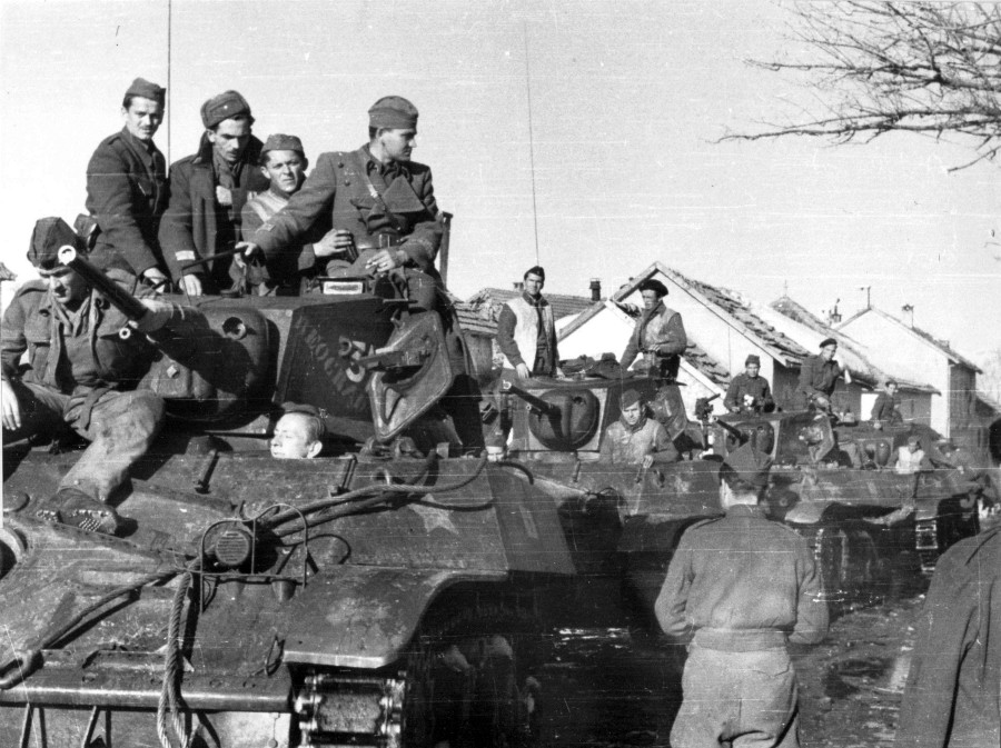 photo foto WWII WW2 Yugoslavian light tanks M5 Stuart in Nevesinje