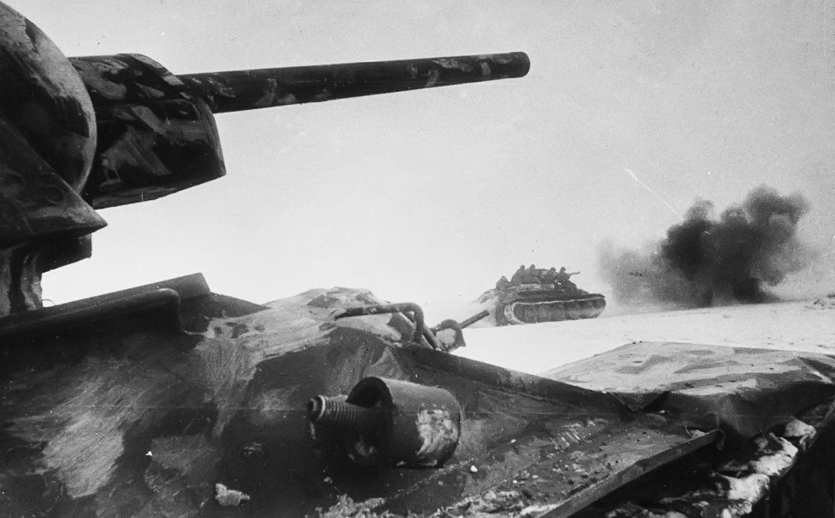 winter camouflaged T-34 medium tank T34 1943 photo WWII