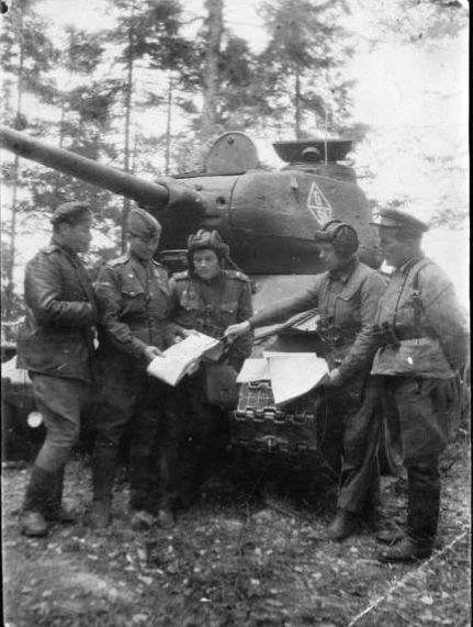 1 тк Полковник Берзин Артур Янович, командир 117-й танковой Унечской бригады, слушает доклад о задаче, поставленной танковому экипажу. 1944