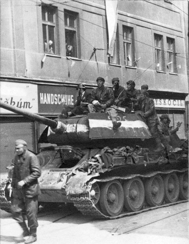 танки 2 мировой войны в бою  uparmoured tank T-34/85 of 6th Guards mech corps USSR