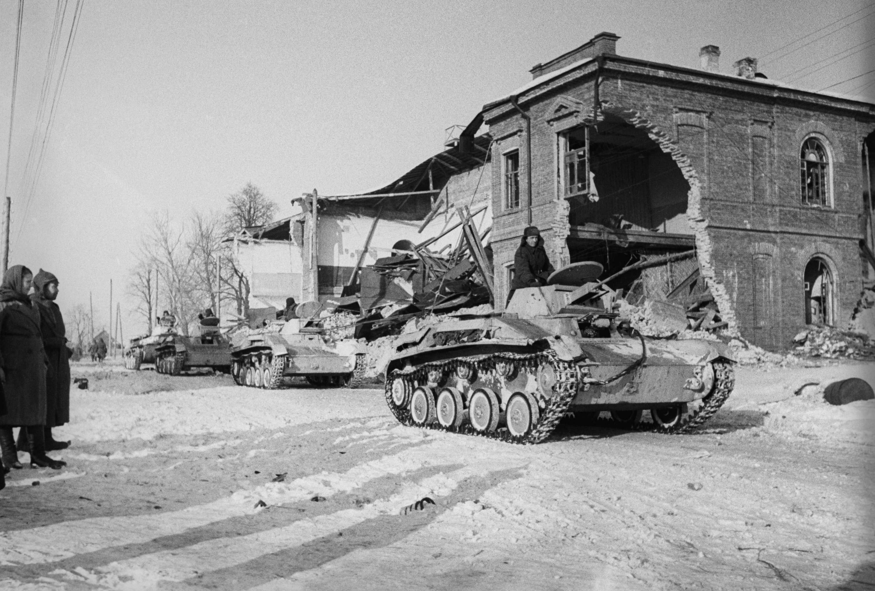 Колонна советских танков Т-60 в освобожденном Юхнове Смоленская область март 1942