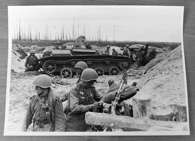Танкисты 152-й отдельной танковой бригады во взаимодействии с саперами при подготовке к бою. (с негатива 1943 г