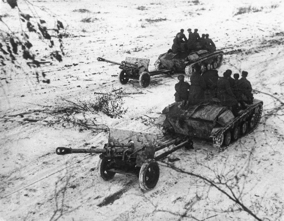 foto WWII USSR Russian tanks T-60 towing ZiS-3 guns
