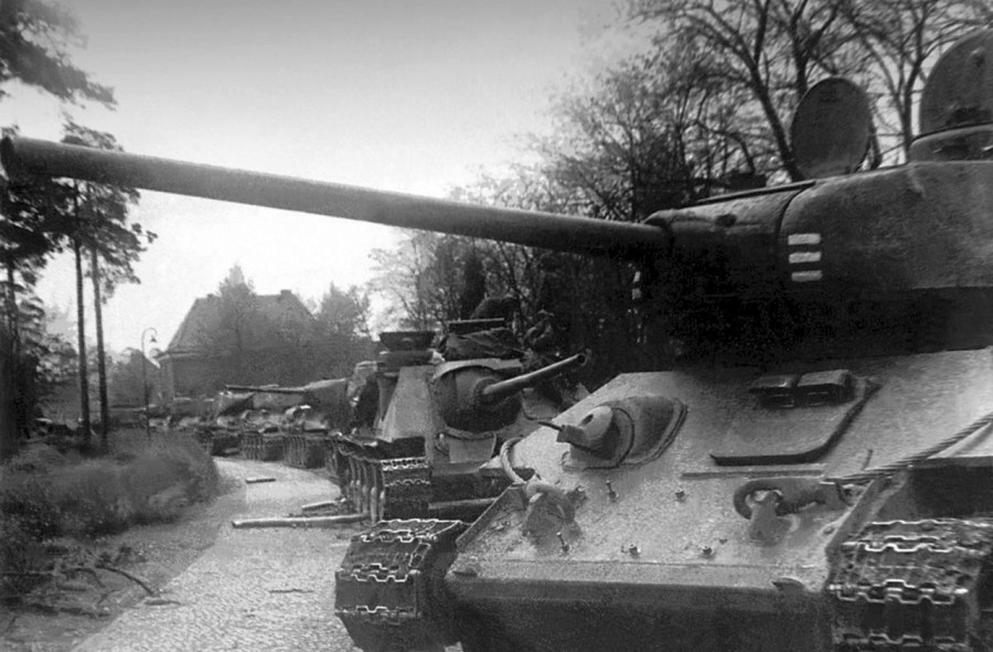 tanks in combat wartime picture
