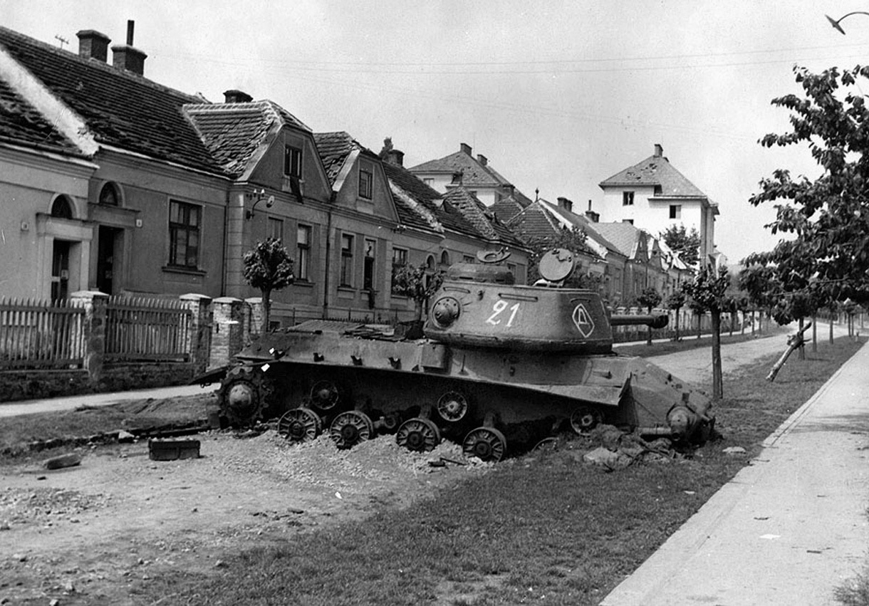 ИС-2 из состава 6-й гвардейской танковой армии, подбитый в городе Зноймо в Чехословакии