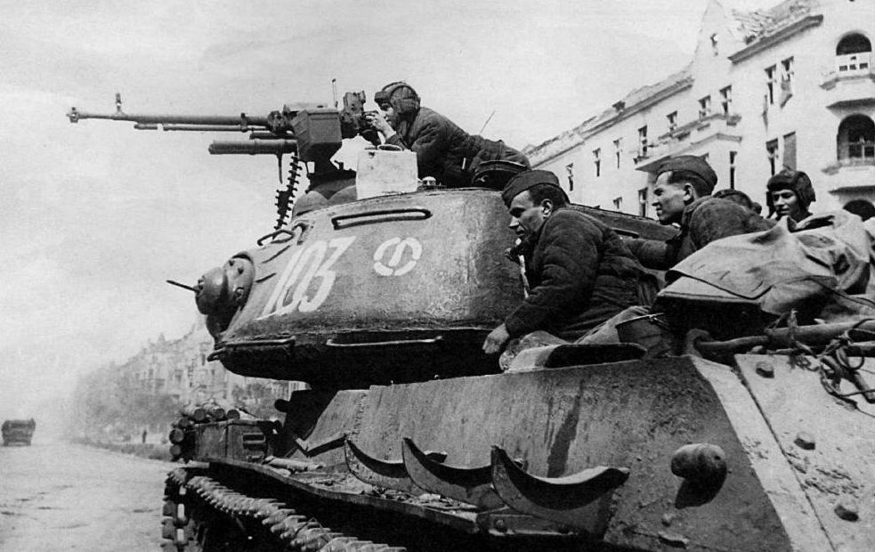 WW2 heavy tank IS-2 Josef Stalin picture Gallery in action