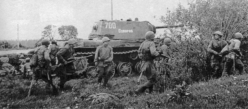 фото СССР ВОВ советский штурмовой танк КВ-1 № 700 Суворов в атаке вместе с пехотой