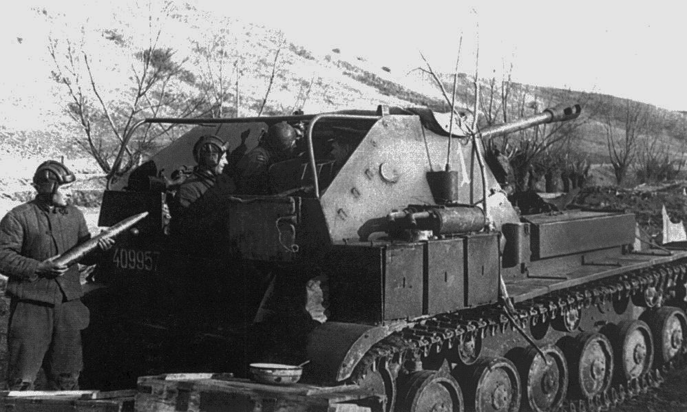 O SU-76M, e uma arma de artilharia autopropelida, foi usada durante a segunda guerra mundial. Com base nos chassis do tanque T-70