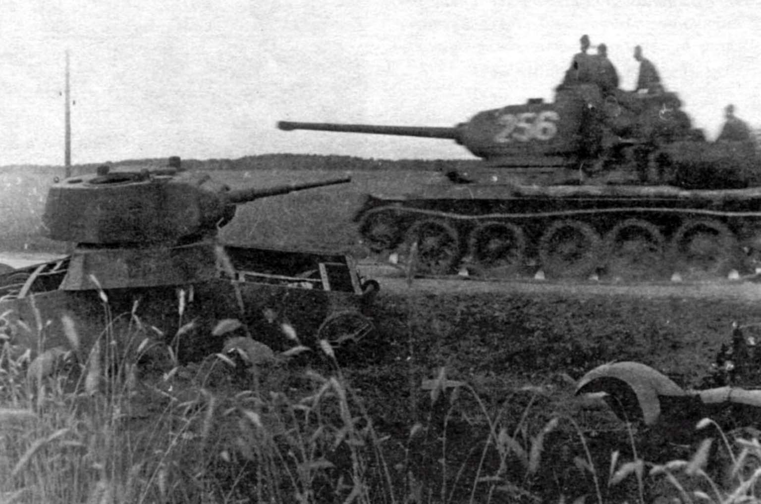 foto WWII USSR T-34-85 and dead T-26