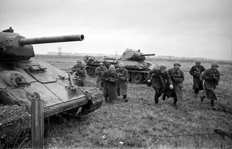 foto ww2 T-34E Soviet T-34 tanks with the additional armor