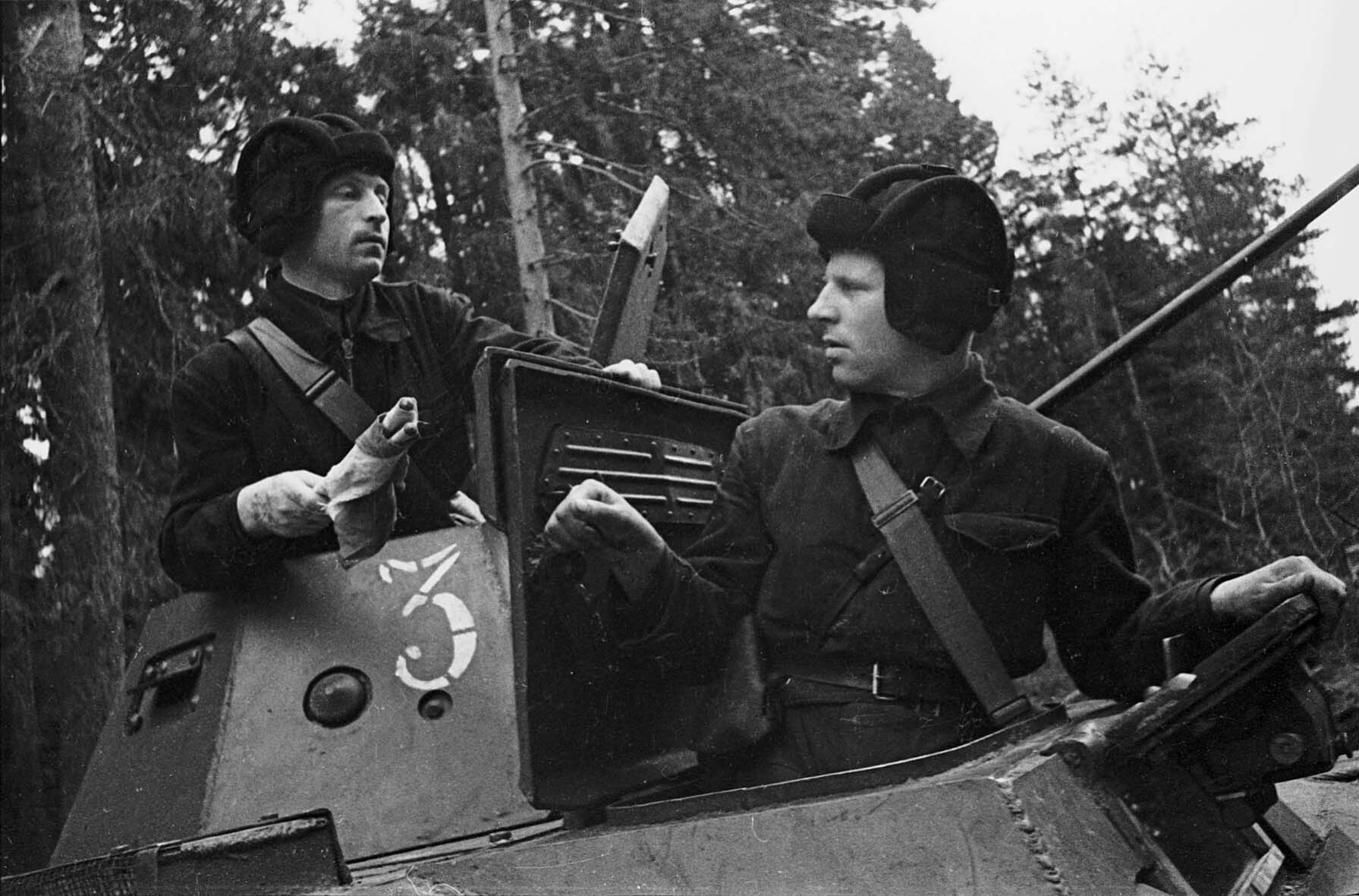 1942 Т-60 и КВ-1 «Ворошилов» из состава 2-го батальона 3-й отдельной гвардейской танковой бригады ведут бой в районе Ржева.
