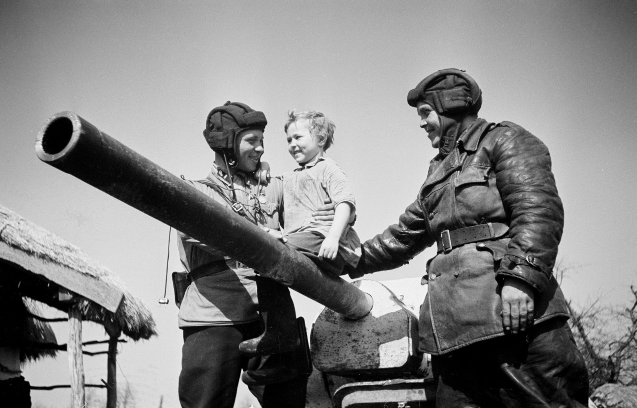 ww2 foto T34 tank's crew and a child in a liberated Russian village