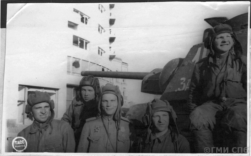Экипаж тяжелого танка, одним из первых ворвавшийся в город Выборг