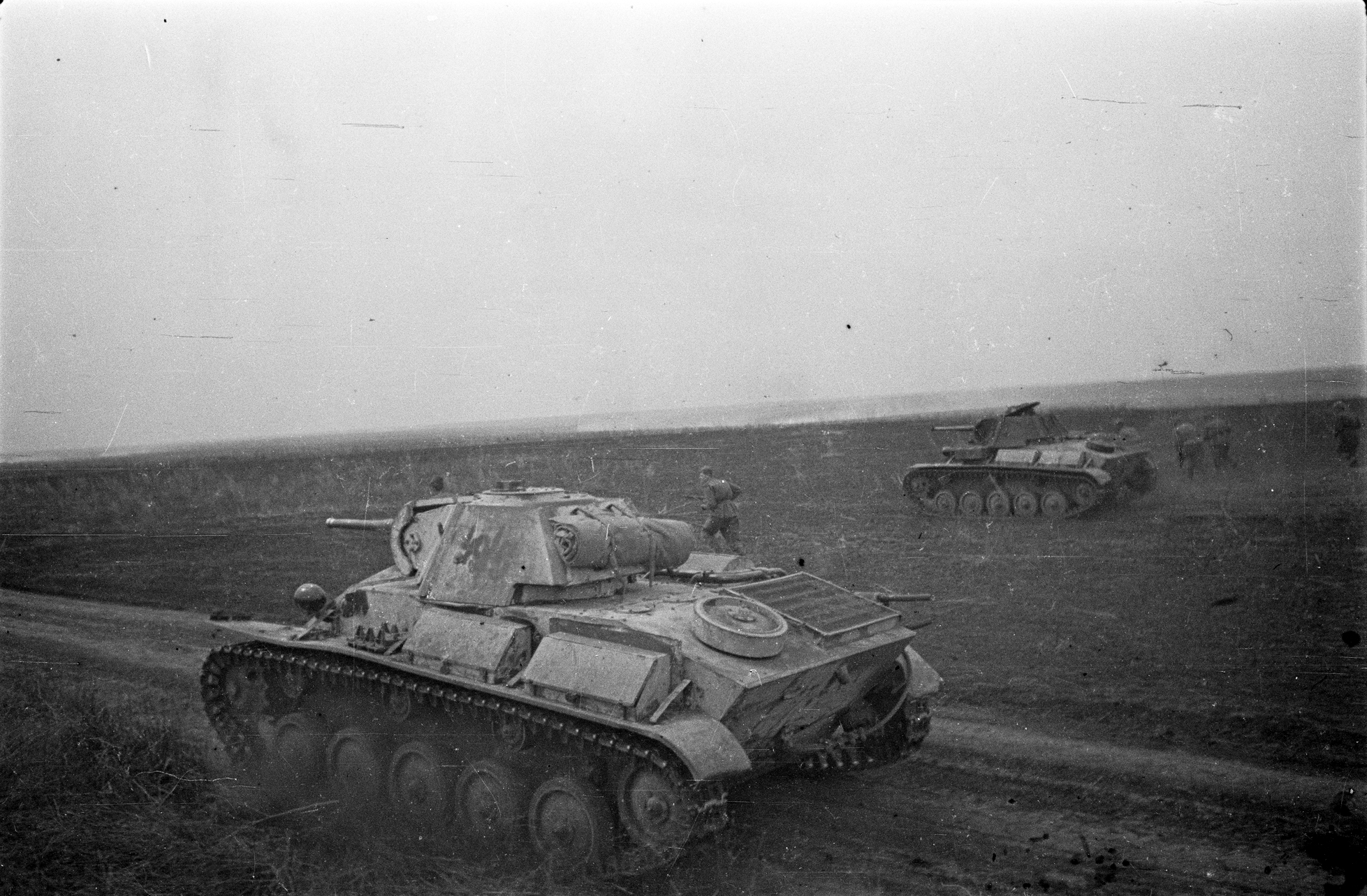 foto ww2 USSR Soviet light tanks T-70 are advancing. GPW
