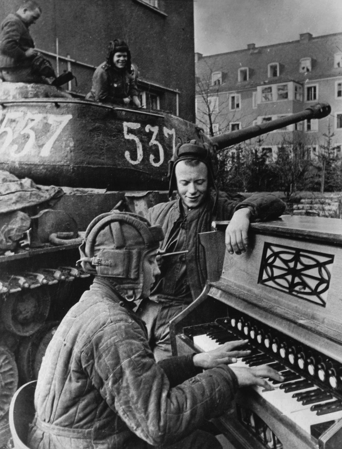537 WWII breakthrough heavy tank IS-2 in Breslau