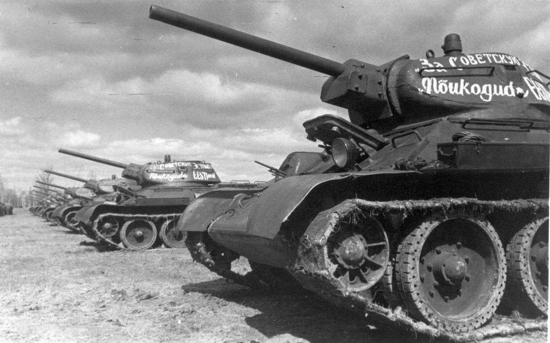 medium tank T34 1943 photo WWII Хорошо видны обрезиненные катки.