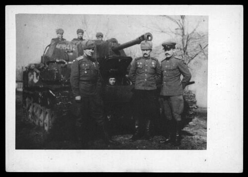 стоят слева направо Журба И.И., Васильев В.В. (командир 8-го гв. отдельного самоходно-артиллерийского дивизиона 7-й гв. воздушно-десантной дивизии 4-й гв. армии), Дон А.А.
