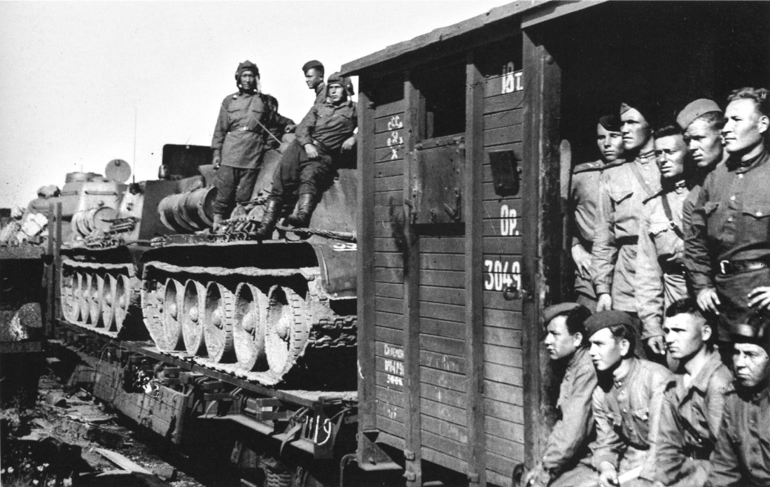 foto WW2 Train with SU122 and T-3476, 1943 русская САУ-122