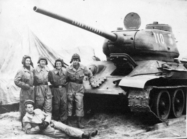 т34 Слава сталину Стогнев П.С. с друзьями боевыми у танка