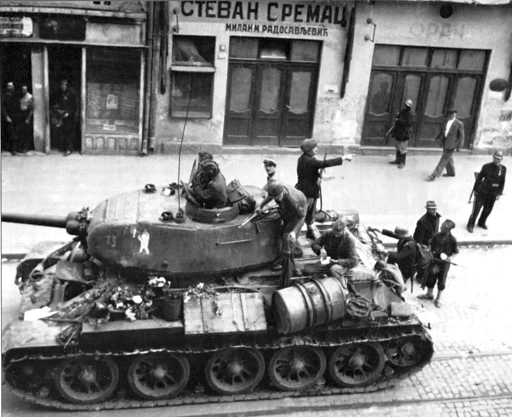 танки 2 мировой войны в бою Soviet tanks T-34-85 превед медвед of 4th Guards mech corps USSR