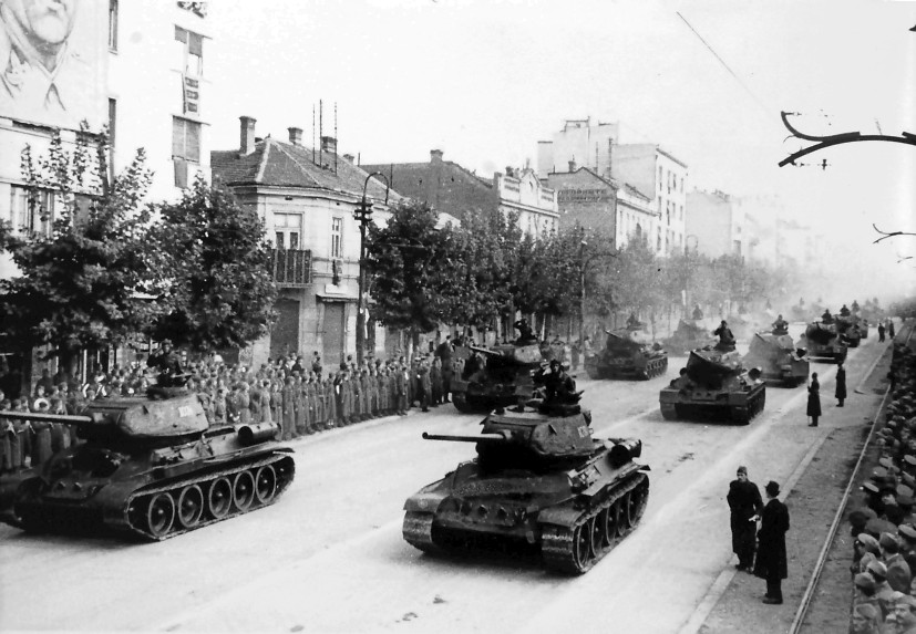 photos ww2 Soviet tanks T-34-85 of 4th Guards mechanized corps in Belgrad