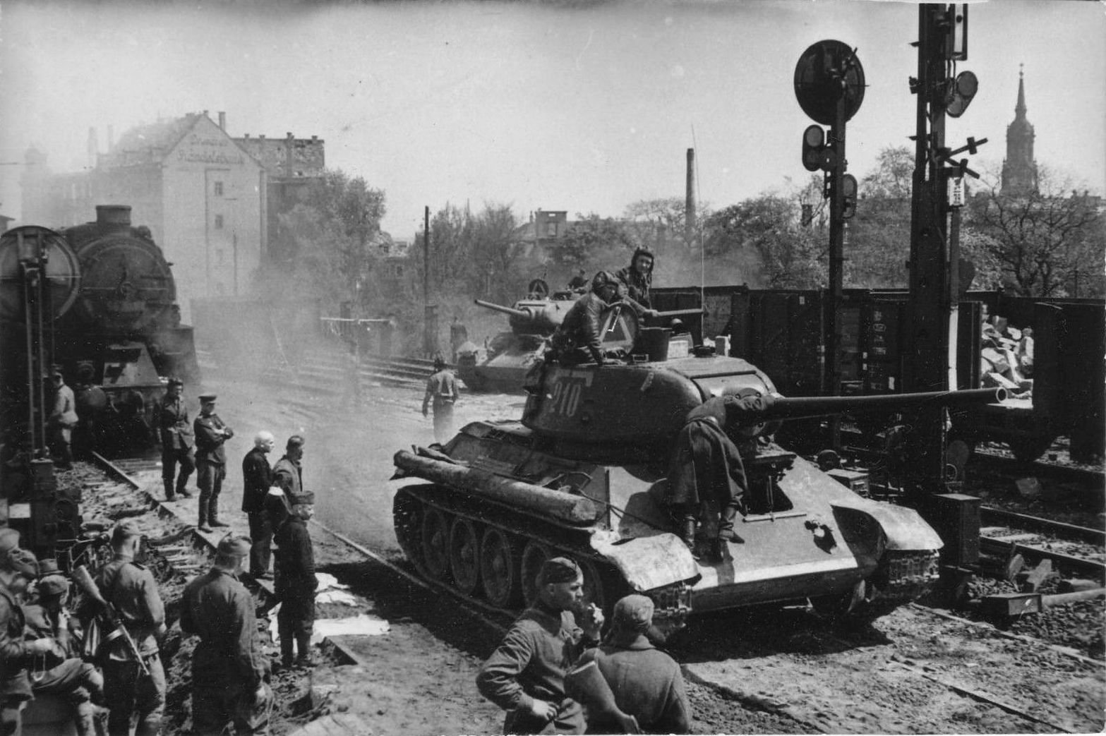 foto ww2 Russian tank T-34-85 of 6th Guards mech corps in Dresden