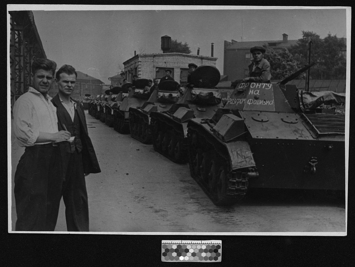 T.60 Колонна танков выходит с Н-ского завода на фронт. Фотохроника