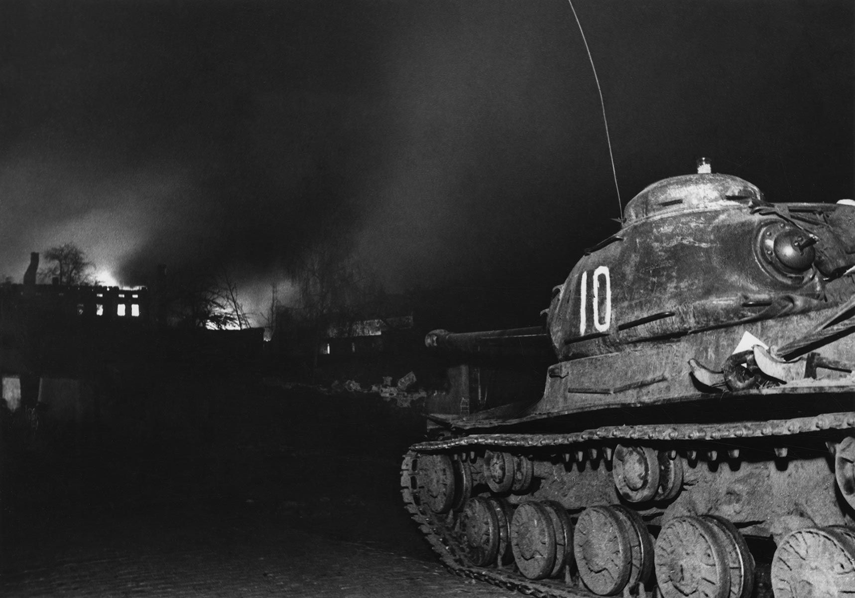 1945 ИС-2 1-го Белорусского фронта в ночном уличном бою в Германии