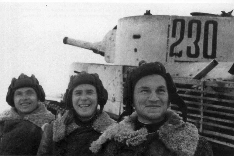 Экипаж Т-28 №230: сержант Н.Захаров, старший сержант Д.Гончаренко и сержант И.Селиванов 31-го отдельного гвардейского танкового полка прорыва Ленинградского фронта