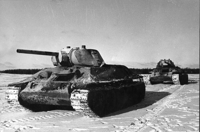 Танки 1-й гвардейской танковой бригады генерал-майора М.Е.Катукова движутся на передовые позиции. Декабрь 1941