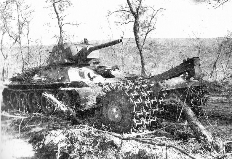 минный тральщик на Курской дуге. Танк оснащен колейным катковым минным тралом ПТ-3. По другой информации снимок сделан в марте 1944 под Псковом.
