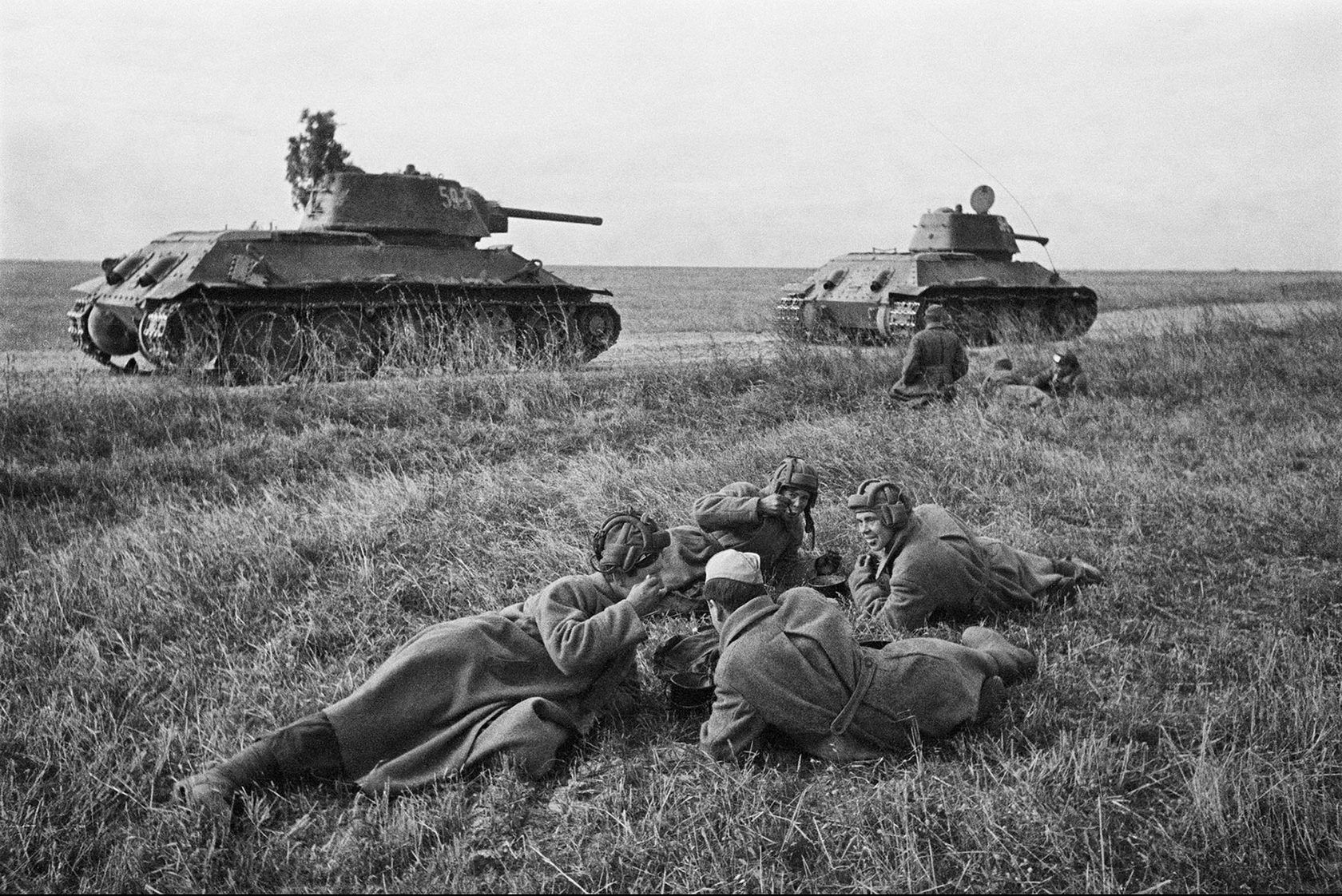 якобы 288-го отдельного танкового батальона 52-й гвардейской танковой бригады 6-го гвардейского корпуса 3-й гвардейской танковой армии 1-го Украинского фронта на последнем привале перед боями, под Киевом. 3.11.1943