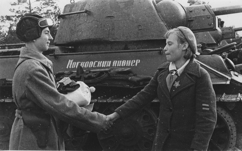 Танкист и пионерка на фоне танка Московский пионер, 2 ноября 1942