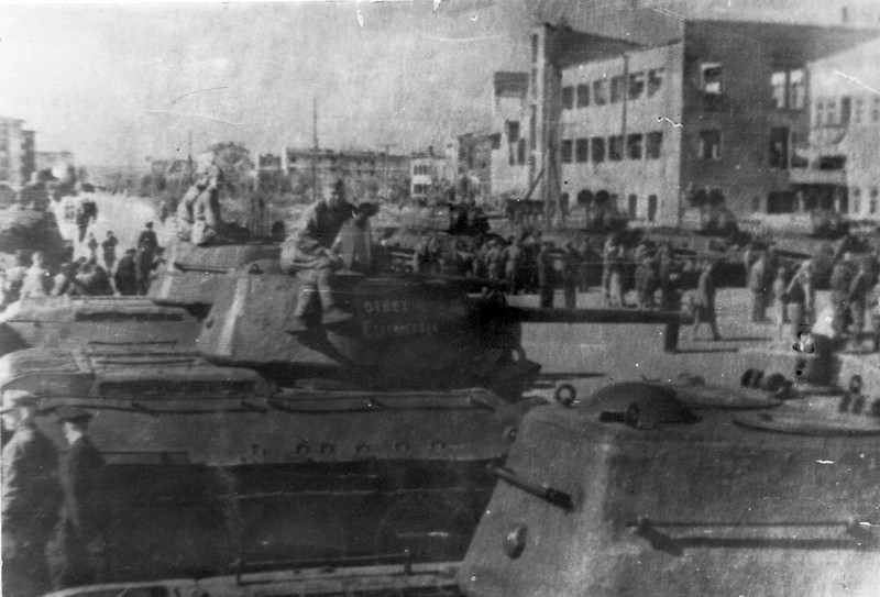 Танковая колонна «Ответ Сталинграда» на площади им. Дзержинского перед СТЗ