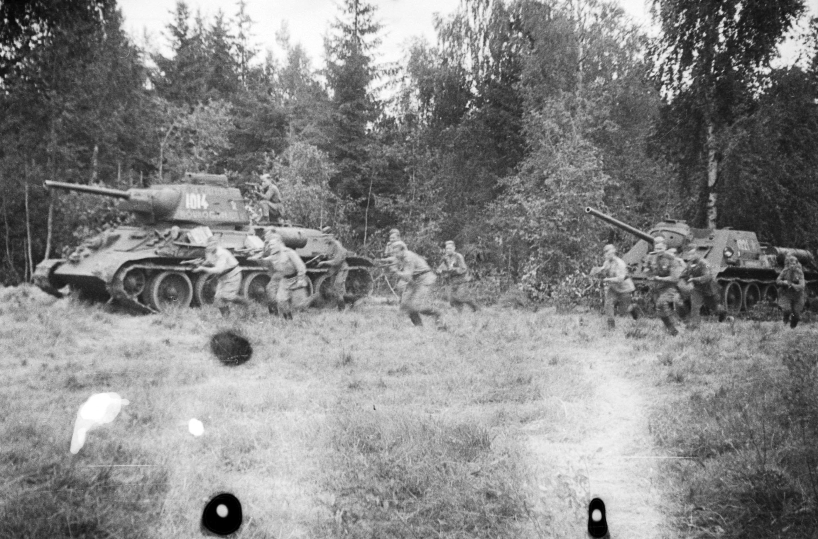 средний танк Т-34 с надписью За Советскую Эстонию фото ВОВ