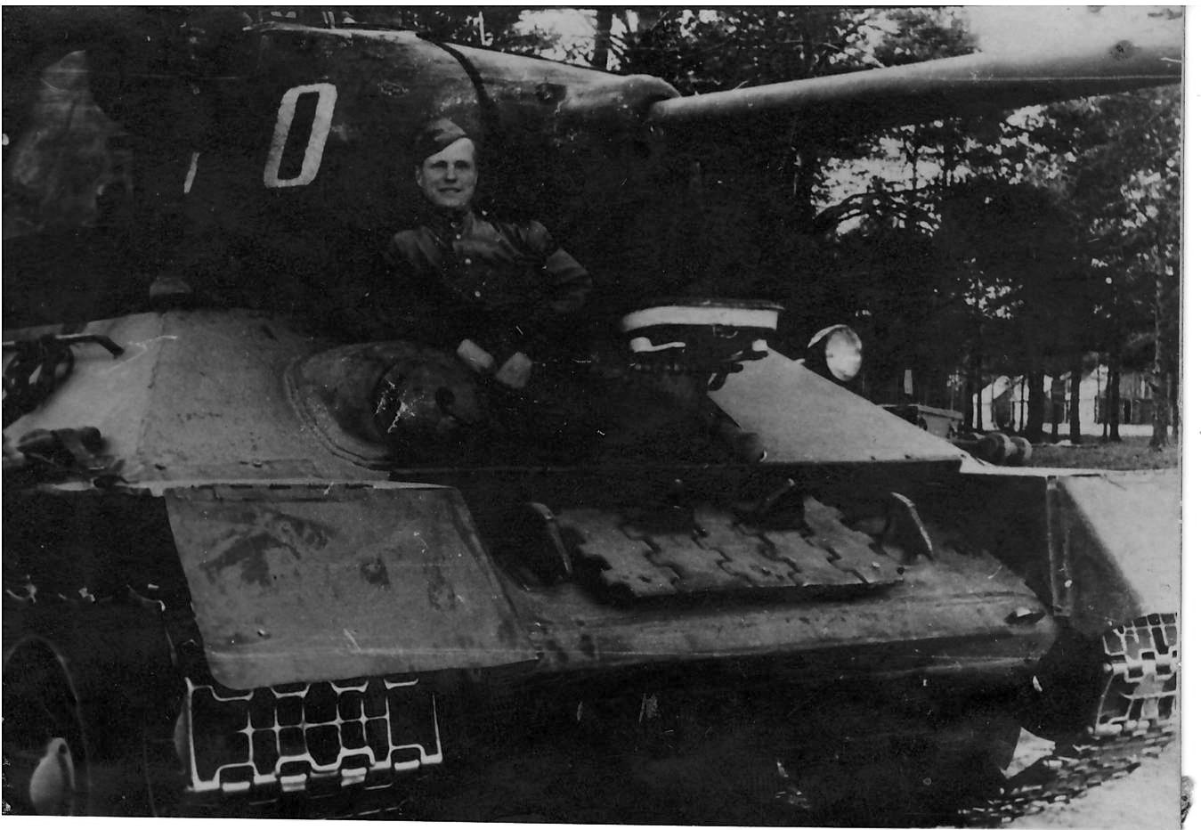 Фото Т34 Астахов Дмитрий Игнатович на танке - мб 47 гвардейская танковая бригада