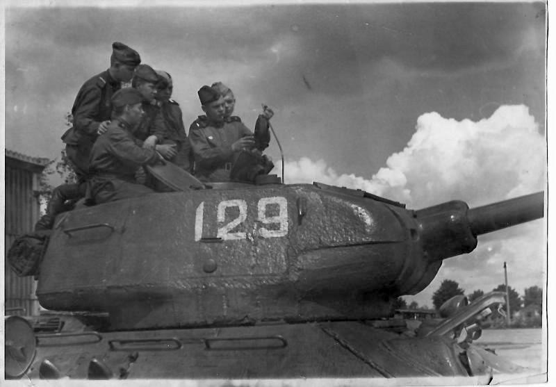 В годы войны Власов Михаил Владимирович с друзьями на танке