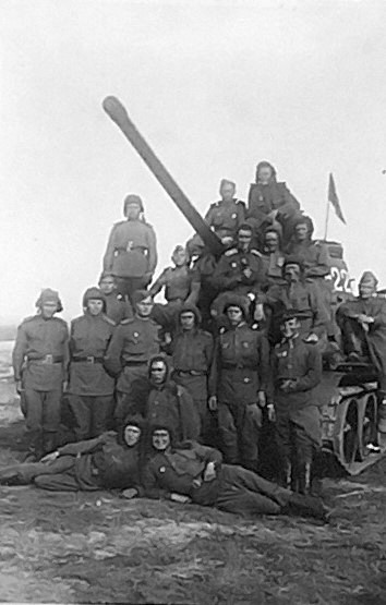 Фото Т34 Астахов Дмитрий Игнатович на танке в годы ВОВ 1945.