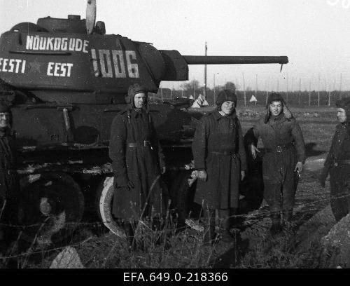 На башнях танков было две надписи: вверху - на русском «За Советскую Эстонию» и внизу - на эстонском «Noukogude EESTIeest»